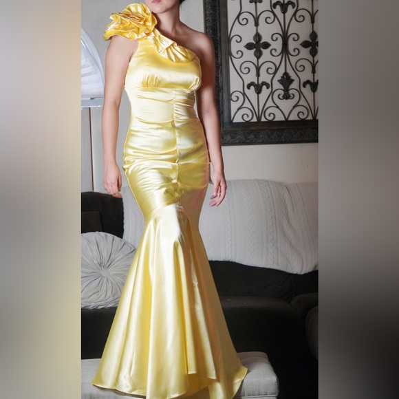 Yellow Beautiful Mermaid Gown • Off Shoulder • Prom/Homecoming - Picture 1 of 5